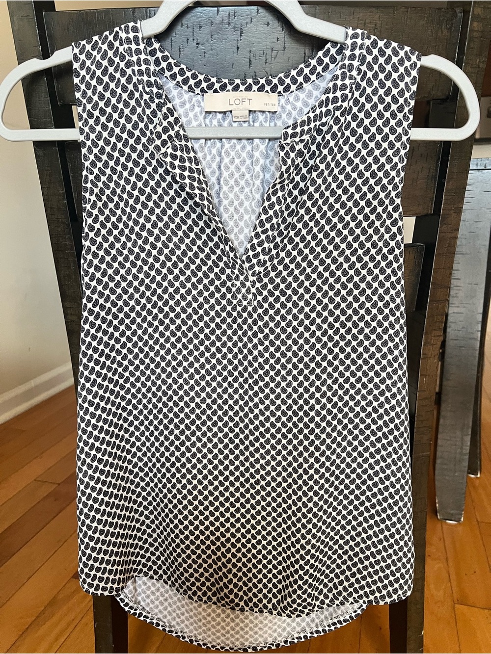 LOFT Petite Women's Black & White Patterned Sleeveless Shirt